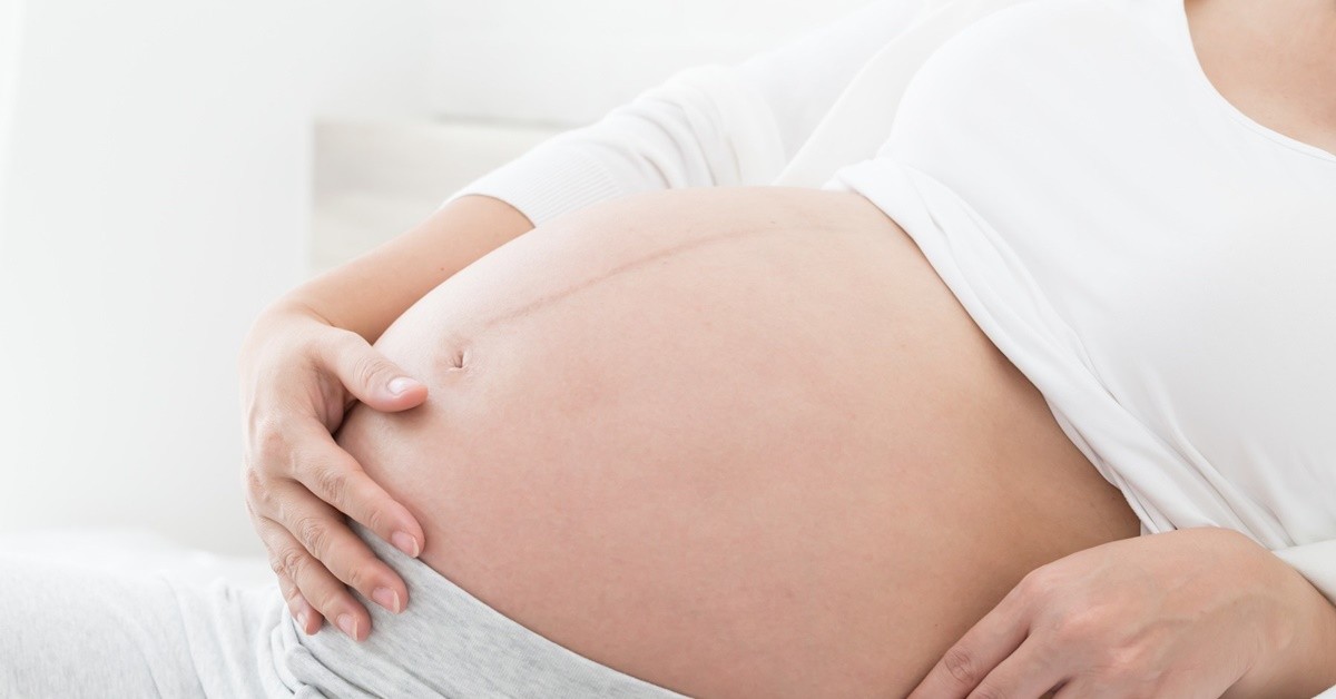 Беременна крупным планом. Полоска на животе во время беременности. Полоска на животе при беременности на ранних сроках фото.